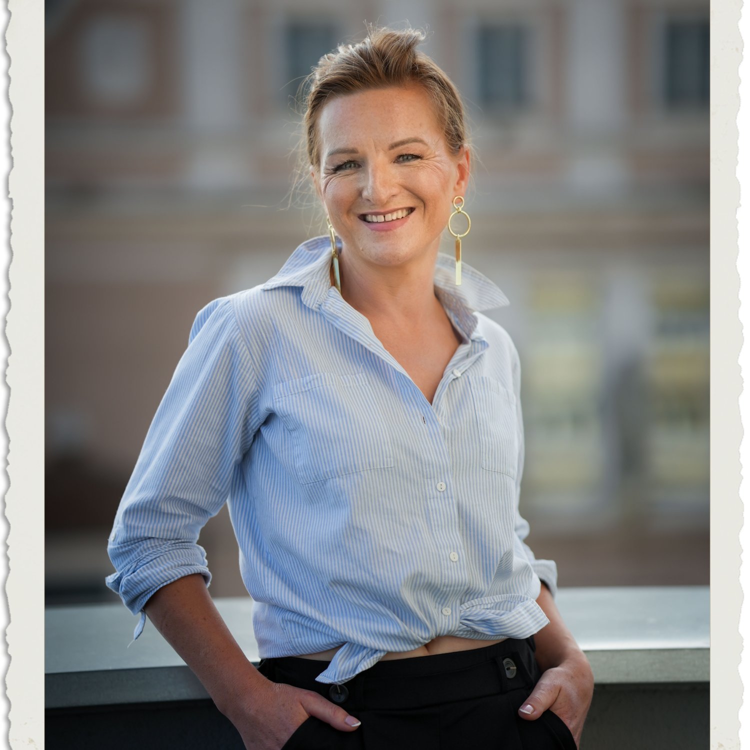 Portret Joanny Gąsiewskiej – fotografki FotoGąska, uśmiechniętej i gotowej do pracy.